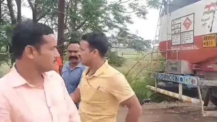 शेखपुरा: केदार होटल के पास तेल टैंकर से लाखों की विदेशी शराब बरामद, दो लोग गिरफ्तार