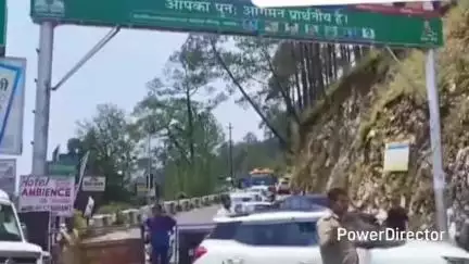 धारी: भीमताल रोड और नैनीताल रोड में जाम की स्थिति के कारण पर्यटकों को सेनिटोरियम से शटल वाहनों द्वारा कैंची धाम भेजा गया