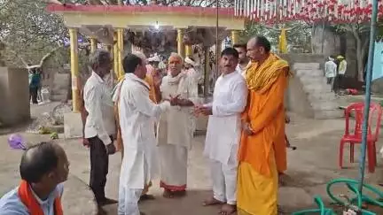 झांसी: ग्राम आरी बरगढ़ में आयोजित नौ दिवसीय श्रीराम कथा में भागवत कथा सुनने के लिए भक्तों का उमड़ा जन सैलाब