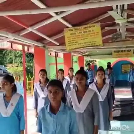 नरपतगंज: योग दिवस के अवसर पर नरपतगंज प्रखंड क्षेत्र के विभिन्न जगहों पर सैकड़ों लोगों ने किया योगाभ्यास