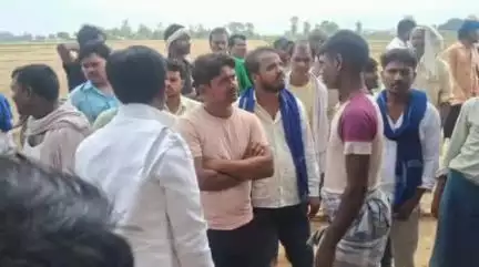 चकिया: जगरिया सेमरौर में आराजकतत्वों ने डॉक्टर भीमराव अम्बेडकर की प्रतिमा की उंगलियां तोड़ी
