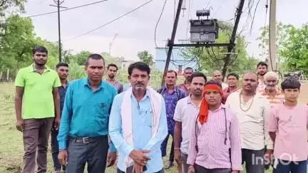 नवागढ़: ग्राम पंचायत ख़ाम्ही के बस्ती का बिजली ट्रांसफार्मर 10 दिनों से फेल ,ग्रामीण पेयजल को मोहताज#jansamasya