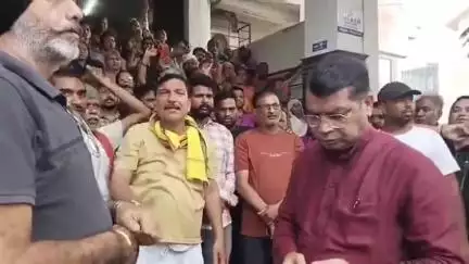 रुद्रपुर: कल्याणी नदी के किनारे बसे लोगों को अतिक्रमण हटाने का नोटिस मिलने के बाद स्थानीय लोगों ने विधायक शिव अरोरा से की मुलाकात