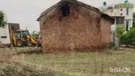 खामगाव: समन्वय नगर परिसरात अज्ञाताने सार्वजनिक बांधकाम विभागाच्या मालकीच्या शासकीय निवासस्थानावर जेसीबीने तोडफोड केली