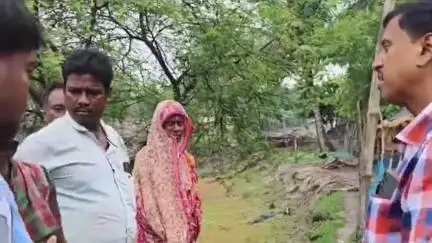 বাসন্তী: বাসন্তীর ফুল মালঞ্চ গ্রামে বাংলা আবাস যোজনার কাজ খতিয়ে দেখতে গেলেন বিডিও
