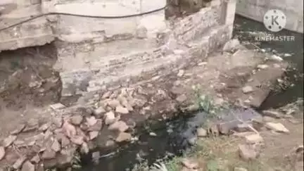 खुरई: जेल रोड पर अमर फैक्ट्री के सामने बन रहे नाले का काम अधूरा, बरसात में मकानों के गिरने का डर