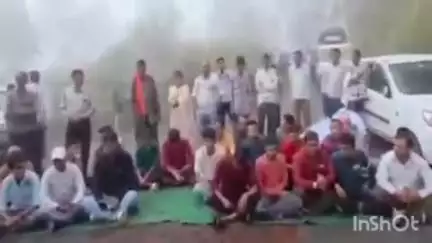 धारी: ओखलकांडा ब्लॉक के शहीद इंदर सिंह बर्गली मोटर मार्ग की मरम्मत की मांग को लेकर ग्रामीणों ने किया प्रदर्शन