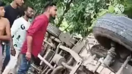 नरपतगंज: पलासी के समीप एनएच पर अनियंत्रित पिकअप ने बाइक सवार को मारी टक्कर, दो घायल, पिकअप पलटी