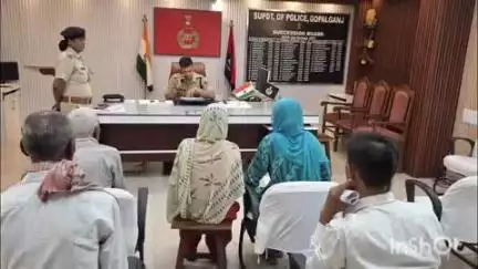 गोपालगंज: कलेक्ट्रेट परिसर में एसपी अवधेश दीक्षित ने लगाया जनता दरबार, सुनी फरियाद और दिया निपटारे का भरोसा