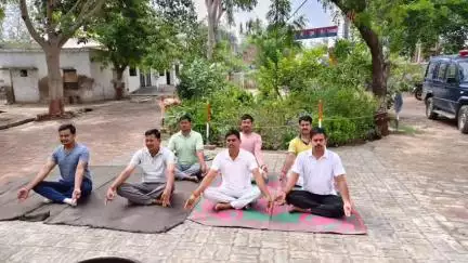 बिल्हौर: ककवन थाने में अंतर्राष्ट्रीय योग दिवस के अवसर पर पुलिस कर्मियों ने किया योग