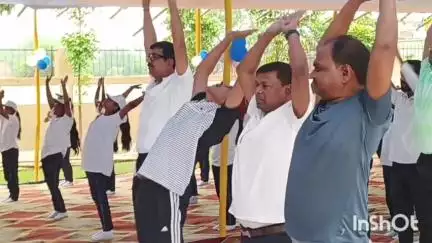 जमुई: इंदपे में अंतर्राष्ट्रीय योग दिवस पर योग के माध्यम से मतदाताओं को किया गया जागरूक