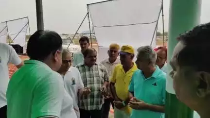 नागौर: पुलिस द्वारा जप्त ट्रकों व बैलों को छुड़ाने की मांग को लेकर धरने पर बैठे लोगों ने नागौर में एसीएस से की मुलाकात