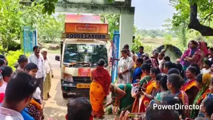 ବାଙ୍ଗିରିପୋଷି: କଳାପଥର ପଞ୍ଚାୟତ କାର୍ଯ୍ୟାଳୟରେ ବିକାଶ ବାହନକୁ ପତାକା ଦେଖାଇ ଶୁଭାରମ୍ଭ କଲେ ବିଡିଓ