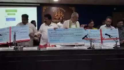 ಕಾರವಾರ: ನಗರದ ಜಿಲ್ಲಾಧಿಕಾರಿ ಕಚೇರಿಯಲ್ಲಿ ಸೀಬರ್ಡ್ ಸಂತ್ರಸ್ಥರಿಗೆ ₹10.47 ಕೋಟಿ ಹೆಚ್ಚುವರಿ ಪರಿಹಾರ ವಿತರಿಸಿದ ಸಚಿವ ಮಂಕಾಳ ವೈದ್ಯ