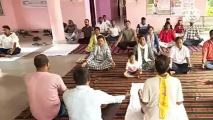 खरसावां: प्रखंड मुख्यालय में अंतरराष्ट्रीय योग दिवस मनाया गया, बीडीओ ने कहा- यह मन और आत्मा को नियंत्रित करता है