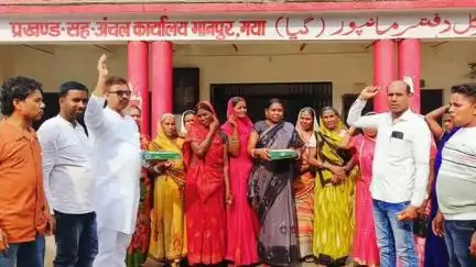 मानपुर: मानपुर में मुख्यमंत्री द्वारा महिलाओं की पेंशन बढ़ाए जाने पर एनडीए कार्यकर्ताओं ने लड्डू बांटकर मनाई खुशी