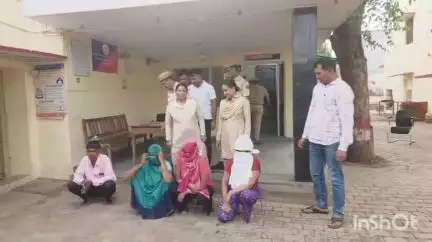 महवा: महुआ में देह व्यापार के अड्डे पर पुलिस ने मारा छापा, 3 महिलाओं व एक युवक को किया गिरफ्तार