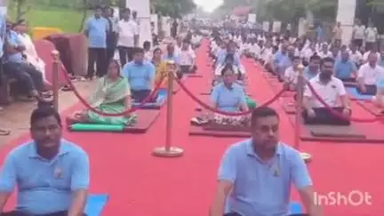 କାକଟପୁର: କୋଣାର୍କ ସୂର୍ଯ୍ୟ ମନ୍ଦିର ସମ୍ମୁଖରେ ଯୋଗ ଦିବସ ଅବସରରେ ଅତିଥି ଭାବେ ଯୋଗଦେଲେ କେନ୍ଦ୍ରମନ୍ତ୍ରୀ ଓ ଉପମୁଖ୍ୟମନ୍ତ୍ରୀ