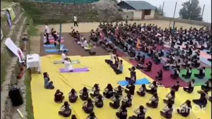 चिड़गांव: आयुष विभाग द्वारा सीनियर सेकेंडरी स्कूल डोडरा क्वार में मनाया गया अंतर्राष्ट्रीय योग दिवस