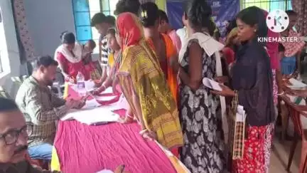गोबिंदपुर राजनगर: राजनगर में धरती आबा जनजातीय ग्राम उत्कर्ष अभियान के तहत शिविर का आयोजन किया गया, योजनाओं की जानकारी दी गई