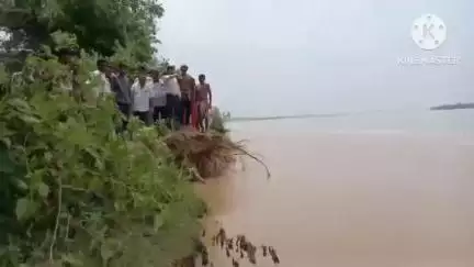 নয়াগ্রাম: টানা কয়েক দিনের প্রবল বর্ষণে সুবর্ণরেখা নদীর ভাঙনে জর্জরিত নয়াগ্ৰাম ব্লকের শুকদেবপুর গ্রাম, পরিদর্শনে বিধায়ক