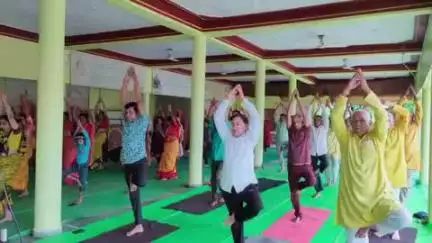 बरघाट: गायत्री शक्तिपीठ बरघाट में 'विश्व योग दिवस' पर आयोजित कार्यक्रम में शामिल हुए गायत्री परिवार के पदाधिकारी व सदस्य