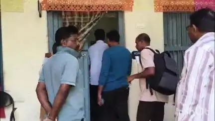 మణుగూరు: బూర్గంపహాడ్ తహసీల్దార్ కార్యాలయంలో ఏసీబీ అధికారుల దాడులు, రూ.2,500 లంచం తీసుకుంటూ దొరికిన కంప్యూటర్ ఆపరేటర్