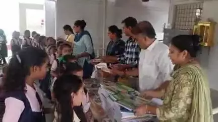 કપડવંજ: શહેરમાં અવર વડોદરા અને સમર્પણ ટ્રસ્ટના સહયોગથી કન્યાશાળામાં નોટબુકો તથા સ્ટેશનરીનું વિતરણ કરાયું