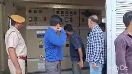 धौलपुर: मेडिकल कॉलेज धौलपुर के छात्र विभिन्न समस्याओं को लेकर धरने पर बैठे, कॉलेज के गेट पर जड़ा ताला व किया प्रदर्शन
