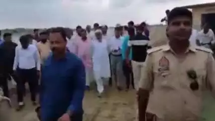 कैंपियरगंज: जलशक्ति मंत्री ने बाढ़ से बचाव के लिए कैम्पियरगंज में तटबंधों के कटान रोधी कार्यों को पूरा करने का दिया निर्देश