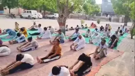 सिद्धमुख: अटल सेवा केंद्र सिद्धमुख में 11वें अंतर्राष्ट्रीय योग दिवस का योगाभ्यास आयोजित, अधिकारी, शिक्षक और जनप्रतिनिधि रहे मौजूद