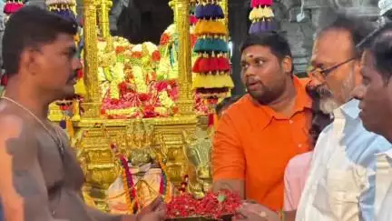 ஸ்ரீரங்கம்: தமிழக வெற்றி கழக தலைவர் விஜய் பிறந்தநாளை முன்னிட்டு அகிலாண்டேஸ்வரி கோவிலில் தங்கத்தேர் இழுத்து வழிபட்ட ரசிகர்கள்