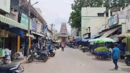 திண்டுக்கல் கிழக்கு: அபிராமி அம்மன் கோவிலுக்கு சொந்தமான ஆபத்தான நிலையில் இருக்கும் வணிக வளாகத்தை அப்புறப்படுத்தி புதிய கட்டிடம் கட்டி தர வாடகைதாரர்கள் கோரிக்கை