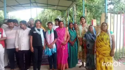 चेनारी: चेनारी हाई स्कूल के मैदान में मनाया गया अंतरराष्ट्रीय योग दिवस