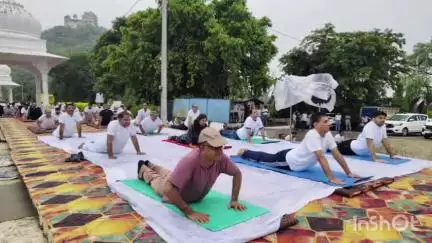 सलूम्बर: सलुम्बर में जयसमंद की पाल से गूंजा योग का स्वर, वर्षा संग मनाया गया 11वां अंतरराष्ट्रीय योग दिवस