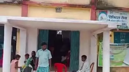 अमड़ापाड़ा: अमडापाड़ा प्रखंड के जामुगड़िया पंचायत भवन में पीएम जनमन अभियान के तहत शिविर का आयोजन
