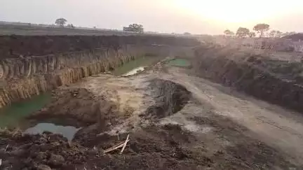 करगहर: शिवन पोखरा के जीर्णोद्धार के नाम पर मिट्टी का खनन कर बाजार में हो रही बिक्री, बिना नापी के शुरू हुआ काम