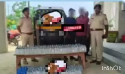 चिरैया: ढाका पुलिस ने 288 लीटर नेपाली शराब के साथ एक टेंपो और दो तस्करों को किया गिरफ्तार