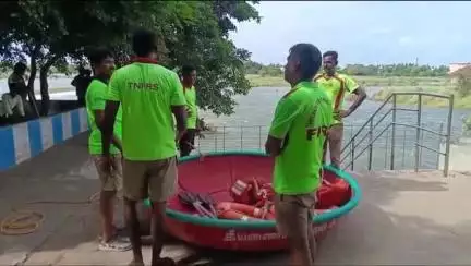 ஸ்ரீரங்கம்: கம்பரசம்பேட்டை தடுப்பணையில் காவிரி ஆற்றில் நண்பர்களுடன் குளித்துக் கொண்டிருந்த கல்லூரி மாணவர் நீரில் மூழ்கினார்- தேடும் பணி தீவிரம்