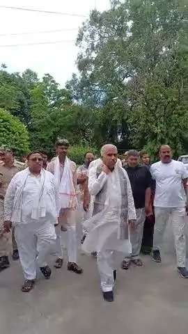 आज कैबिनेटमंत्री श्री राकेश सचान जी का फतेहपुर डाकबंगले में आगमन और लोगों की जन सुनवाई कर अधिकारियों को दिए निर्देश