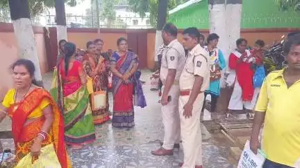 ଦେବଗଡ: ଲଗାଣ ବର୍ଷାରେ ଭାଙ୍ଗିଲା ଘର, ପଶିଲା ପାଣି; ତାରପୋଲିନ ଦାବୀରେ ପୌର ପରିଷଦ କାର୍ଯ୍ୟାଳୟ ଘେରାଉ #jansamasya