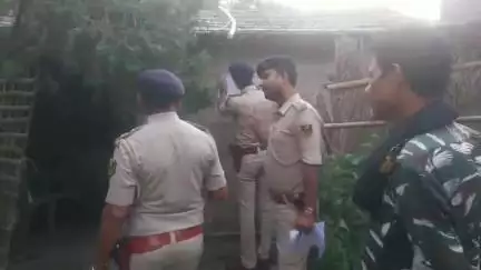 गायघाट: मोतनाजे गांव: मारपीट मामले में 15 वर्षों से फरार आरोपी के घर पुलिस ने चिपकाया इश्तहार