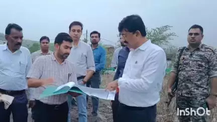 गुना: मनोहर थाना रोड पर चाचौड़ा में बनेगा नया तहसील भवन, कलेक्टर ने प्रस्तावित भूमि का किया निरीक्षण