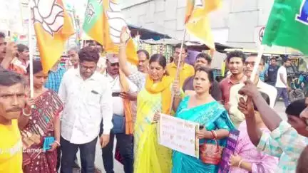 হরিণঘাটা: সুকান্ত মজুমদারকে গ্রেপ্তারের প্রতিবাদে হরিণঘাটার বিরহীতে রাস্তার মাঝে টায়ার জ্বালিয়ে প্রতিবাদ বিক্ষোভ বিজেপির