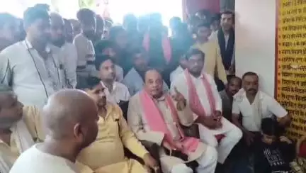 घाटमपुर: चिरली गांव में महिला और उसकी दो बच्चियों को न्याय दिलाने के लिए पूर्व विधायक आए आगे, पति और सास-ससुर हुए फरार