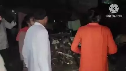 বিষ্ণুপুর: ১০ নম্বর ওয়ার্ডে বেশ কিছু গরিব পরিবার তাদের বাড়িগুলি অতি বর্ষণের ফলে ধসে পড়েছে, ফলে পাশে দাঁড়ালেন BJP বিধায়ক