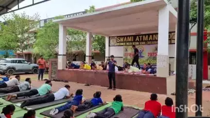 विश्व योग दिवस पर पीएम श्री सेजेस चकरभाठा एवं नगर पालिका बोदरी के संयुक्त तत्वाधान में किया गया योगाभ्यास