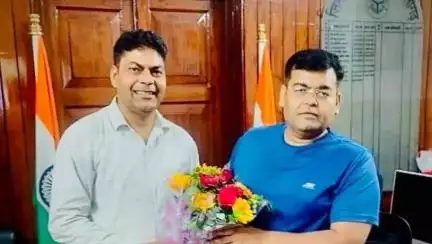 कोल: उत्तर प्रदेश मिनिस्ट्रीरियल सर्विस एसोसिएशन के नवागत अध्यक्ष प्रदीप चौहान ने जिलाधिकारी से की मुलाकात