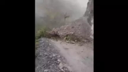 बागेश्वर: बारिश के कारण कपकोट-पिंडारी मोटर मार्ग पर आया मलबा, यातायात हुआ ठप
