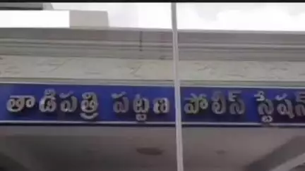 తాడిపత్రి: తాడిపత్రి పట్టణంలోని రైల్వే ట్రాక్ వద్ద వాకింగ్ చేస్తున్న వృద్ధురాలి మెడలో నుంచి బంగారు గొలుసు లాకెళ్లిన దుండగులు